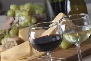vinho, uvas e queijo foto