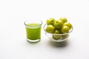 suco de groselha fresca ou amla ou phyllanthus emblica ou suco de avla foto