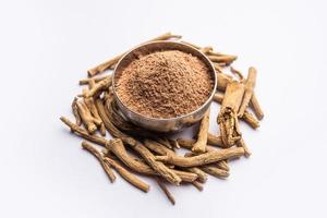 ashwagandha ou aswaganda ou ginseng indiano é um medicamento ayurveda em forma de caule e pó foto