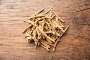 ashwagandha ou aswaganda ou ginseng indiano é um medicamento ayurveda em forma de caule e pó foto