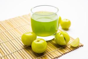 suco de groselha fresca ou amla ou phyllanthus emblica ou suco de avla foto