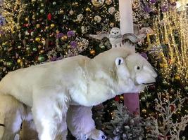 Decoração de Natal. decoração na árvore de natal na forma de um urso polar. cercado por miçangas e guirlanda foto