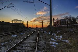 paisagem industrial com ferrovia e céu colorido de beleza foto