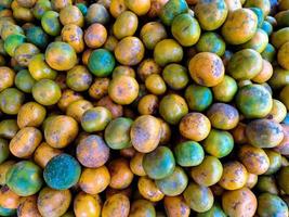 bando de frutas cítricas de laranja doce várias frutas colocadas na mesa de madeira em fundo natural para venda na loja de frutas foto