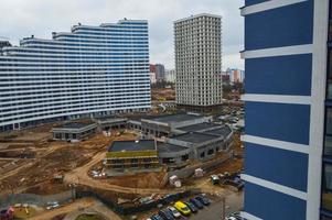 construção de um grande edifício de vários andares confortável concreto cimento moderno novo edifício de vários andares de estrutura monolítica com janelas, paredes e varandas foto