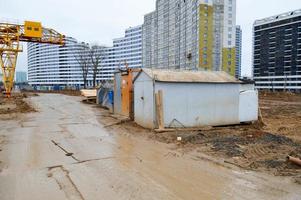 construção de suporte de carga de ferro de metal amarelo pesado estacionário guindaste de pórtico poderoso industrial do tipo ponte em suportes para elevação de carga em um canteiro de obras moderno de edifícios e casas foto