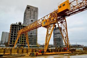 um canteiro de obras com equipamentos profissionais especializados e guindastes durante a construção de uma linha moderna da estação de metrô na grande cidade da metrópole foto