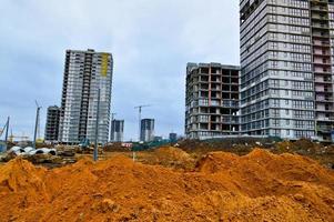 construção de um grande edifício de vários andares confortável concreto cimento moderno novo edifício de vários andares de estrutura monolítica com janelas, paredes e varandas foto