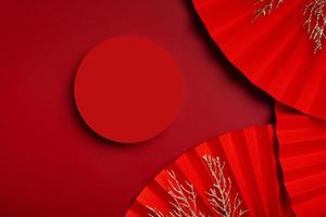 maquete de palco redondo de pódio ou pedestal e fãs de papel símbolo do ano novo chinês vista superior foto