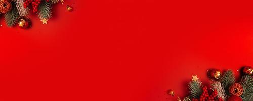 decoração de natal e pinheiro em fundo vermelho com espaço de cópia. bandeira de saudação de ano novo. postura plana foto
