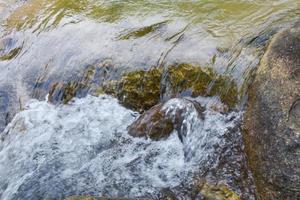 Waterfal beauty nature e rock stone no sul da tailândia foto