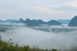névoa da manhã e belas montanhas no sul da tailândia. foto