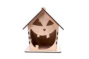 símbolo de casas de madeira de halloween com chave de metal em fundo branco. imobiliário, conceito de seguro, foto