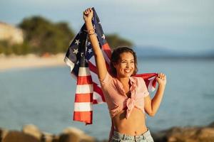 jovem mulher conosco bandeira nacional foto