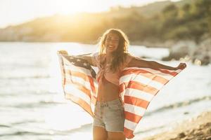 jovem mulher conosco bandeira nacional foto