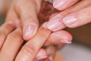 mulher desfrutando de tratamento de spa de manicure em um salão de beleza foto