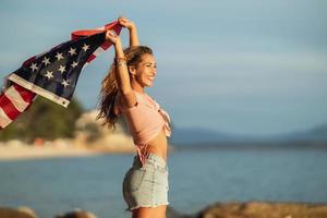 jovem mulher conosco bandeira nacional foto