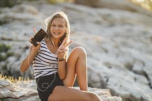 menina adolescente curtindo música nas férias de verão foto