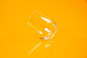 frasco vazio de vidro vazio balde de gelo vazio em fundo laranja foto