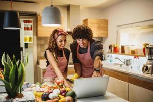 cozinhar por suas instruções foto