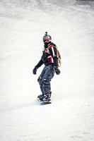 curtindo no snowboard foto