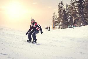 curtindo no snowboard foto