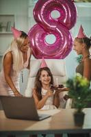 família celebra festa de aniversário virtual online foto