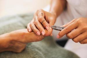 mulher desfrutando de tratamento de pedicure em um salão de beleza foto