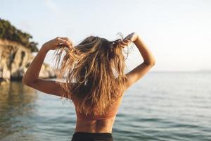 menina adolescente desfrutando na praia foto