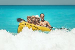 apenas um dia divertido na praia foto