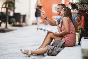 casal se divertindo enquanto explora uma cidade mediterrânea nas férias de verão foto