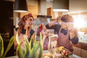 às vezes não há problema em brincar com comida foto