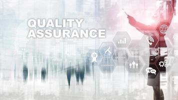 o conceito de garantia de qualidade e impacto nos negócios. controle de qualidade. garantia do serviço. mídia mista. foto