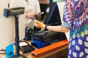carteira inteligente de pagamento do cliente via terminal de relógio inteligente. foto