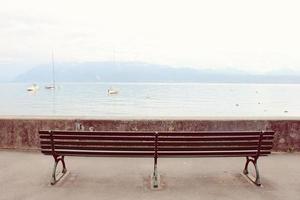 banco vazio olhando para o lago foto