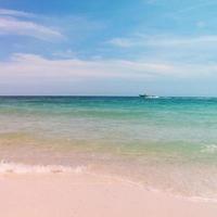 verão praia vista para o mar e barco com estilo de filtro retrô foto