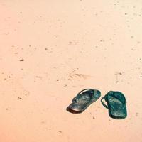 chinelos em uma praia oceânica com estilo de filtro retrô foto