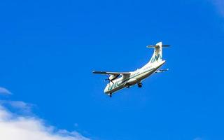 puerto escondido oaxaca méxico 2022 avião sobrevoa puerto escondido méxico com céu azul. foto