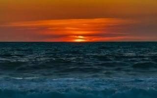 colorido pôr do sol dourado grande onda e praia puerto escondido méxico. foto