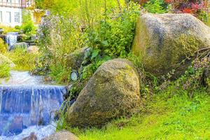 bela cachoeira rio córrego no parque florestal brocken harz alemanha. foto