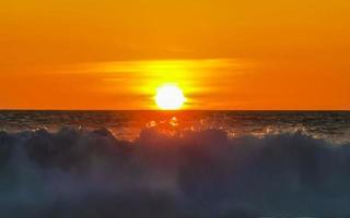 colorido pôr do sol dourado grande onda e praia puerto escondido méxico. foto