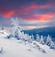 nascer do sol de inverno colorido nas montanhas. foto