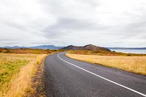 bela estrada de montanha na Islândia