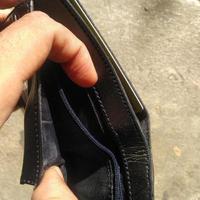 a carteira de um homem está vazia porque ele não tem dinheiro. foto