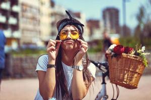 menina louca com bicicleta foto