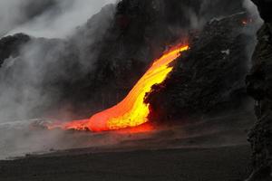uma corrida de fluxo de lava à noite em declive foto