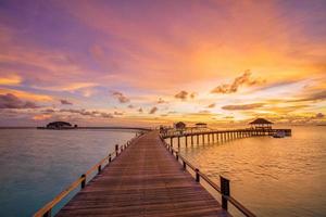 belo pôr do sol do paraíso das maldivas. paisagem aérea tropical, marinha, villas de água incrível céu do mar, praia da lagoa, natureza tropical. destino de turismo exótico, férias aéreas de verão, vista de drone. foto