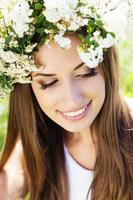 menina bonita da natureza em coroa de flores foto