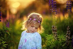 menina com flores azuis. fay. foto