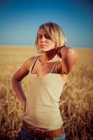 jovem mulher no campo de trigo foto